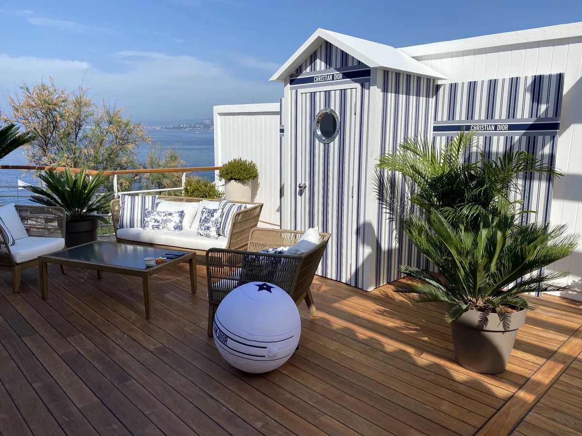Espace de réception végétalisé avec palmiers et mobilier