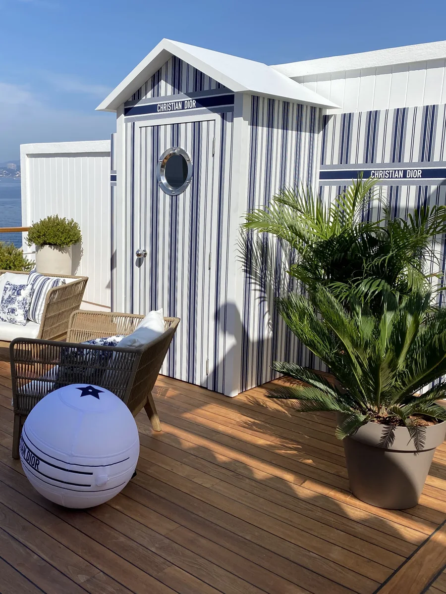 Palmiers en pots intégrés à une scénographie de terrasse