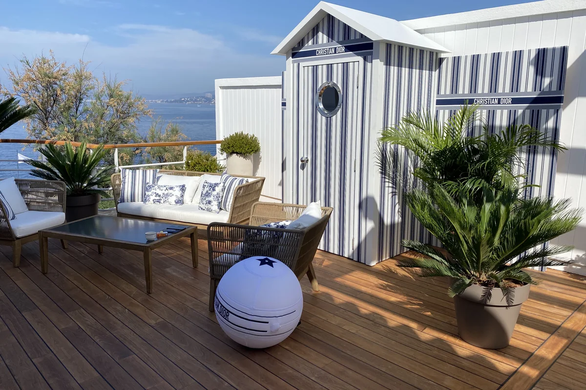 Réalisation Nazarian : terrasse végétalisée avec palmiers en pots