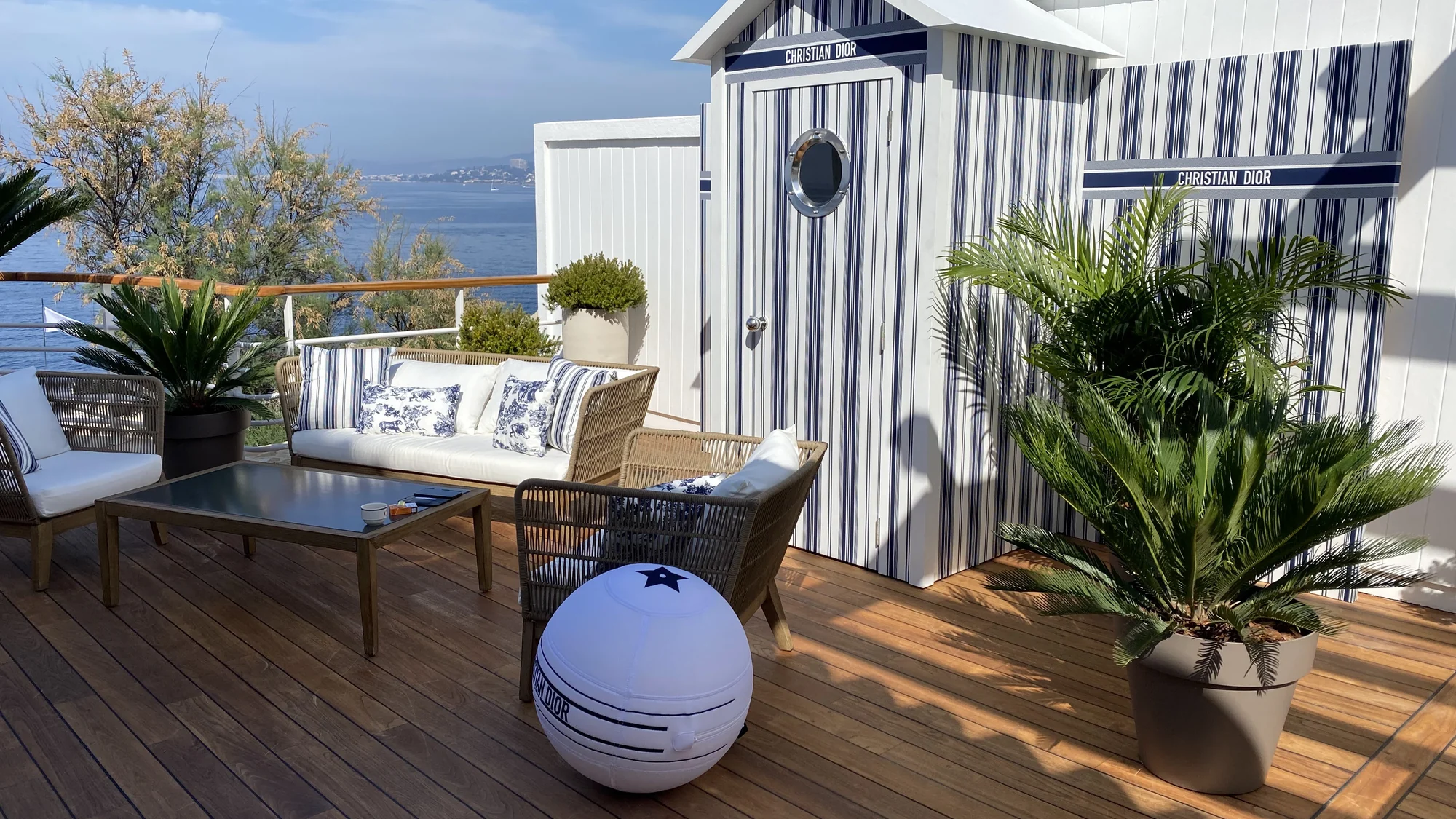 Réalisation Nazarian : terrasse végétalisée avec palmiers en pots